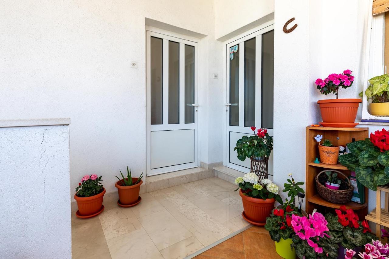 Cozy 1-Bedroom Apartment Near The Center Of Trogir Exterior photo